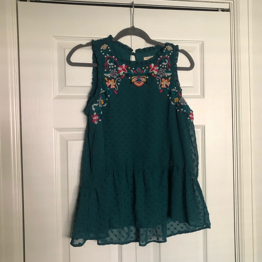 NWOT PATTERNED TOP
